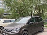 Volkswagen Touran 2013 года за 3 600 000 тг. в Астана