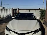 Toyota Camry 2020 года за 10 500 000 тг. в Уральск – фото 2