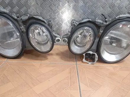 Фара На Mercedes (SLK) W208 купе за 150 000 тг. в Шымкент