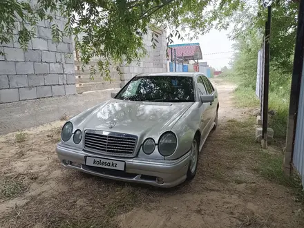 Mercedes-Benz E 240 1998 года за 2 200 000 тг. в Казалинск