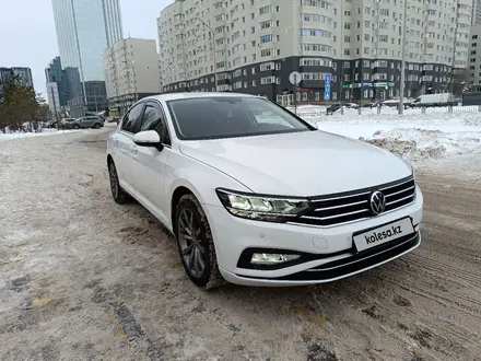Volkswagen Passat 2021 года за 10 500 000 тг. в Астана