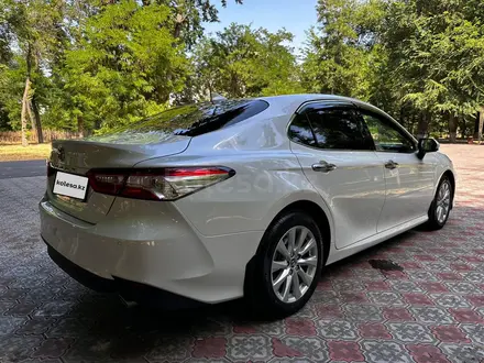 Toyota Camry 2018 года за 13 000 000 тг. в Тараз – фото 2