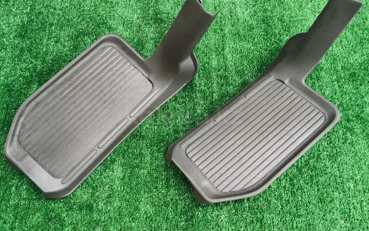 Пластиковый салонный порог задний на Мицубиси Паджеро 3 за 5 000 тг. в Алматы