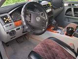 Volkswagen Touareg 2004 года за 4 500 000 тг. в Астана – фото 3
