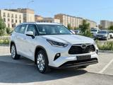 Toyota Highlander 2025 года за 31 200 000 тг. в Актобе – фото 2