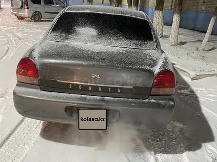 Hyundai Sonata 1998 года за 1 500 000 тг. в Актобе – фото 4