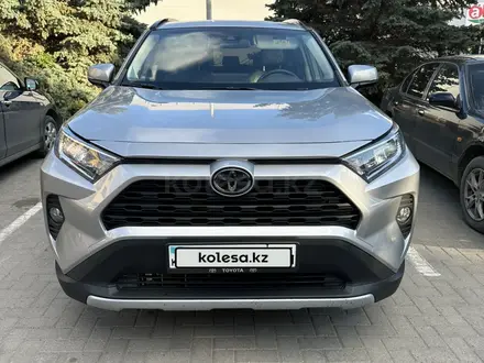 Toyota RAV4 2019 года за 11 000 000 тг. в Актобе – фото 2