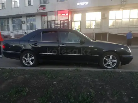 Mercedes-Benz E 230 1996 года за 2 200 000 тг. в Астана – фото 2