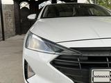 Hyundai Elantra 2019 годаfor8 350 000 тг. в Шымкент – фото 2