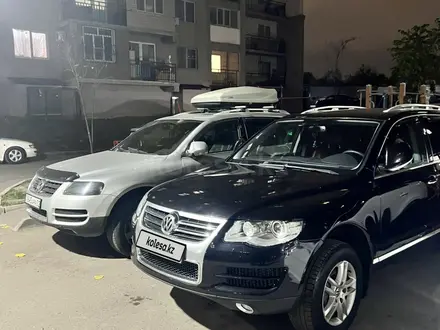 Volkswagen Touareg 2008 года за 6 500 000 тг. в Алматы – фото 5