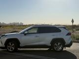 Toyota RAV4 2020 года за 14 400 000 тг. в Актобе – фото 2
