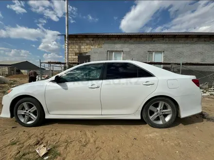 Toyota Camry 2014 года за 5 600 000 тг. в Кульсары – фото 2