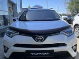 Toyota RAV4 2018 года за 11 300 000 тг. в Уральск