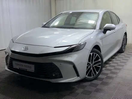 Toyota Camry Luxe eCVT 2024 года за 22 600 000 тг. в Алматы