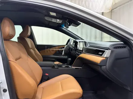 Toyota Camry Luxe eCVT 2024 года за 22 600 000 тг. в Алматы – фото 6