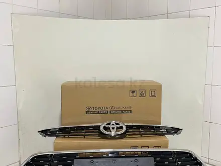 Решетка на Toyota Camry 55 Exclusive за 50 000 тг. в Алматы – фото 2