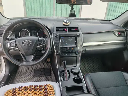 Toyota Camry 2017 года за 6 500 000 тг. в Атырау – фото 14