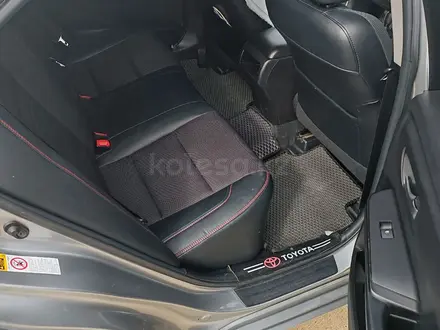 Toyota Camry 2017 года за 6 500 000 тг. в Атырау – фото 15