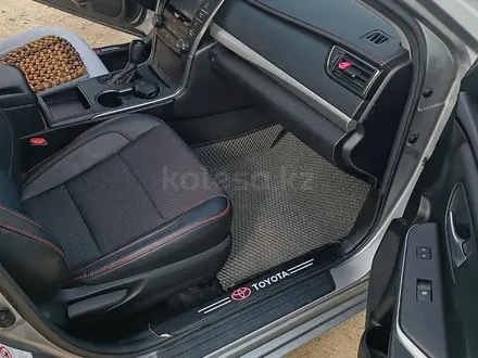 Toyota Camry 2017 года за 6 500 000 тг. в Атырау – фото 16