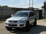 Volkswagen Touareg 2005 годаүшін3 500 000 тг. в Алматы