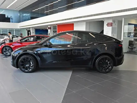 Tesla Model Y 2022 года за 28 490 000 тг. в Алматы – фото 3