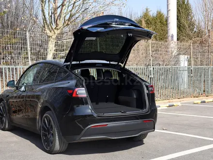 Tesla Model Y 2022 года за 28 490 000 тг. в Алматы – фото 6