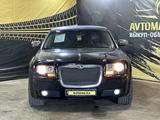 Chrysler 300C 2005 года за 2 990 000 тг. в Актобе – фото 2