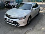 Toyota Camry 2017 года за 13 100 000 тг. в Алматы – фото 2