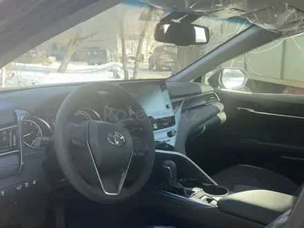 Toyota Camry 2023 года за 16 200 000 тг. в Уральск – фото 4