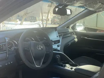 Toyota Camry 2023 года за 16 200 000 тг. в Уральск – фото 4