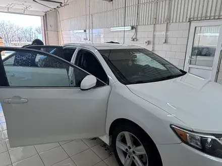 Toyota Camry 2014 года за 5 500 000 тг. в Уральск – фото 4