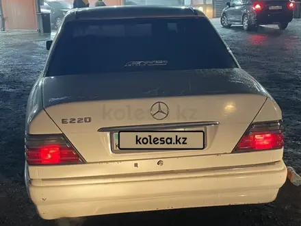 Mercedes-Benz E 220 1994 года за 1 500 000 тг. в Астана – фото 3