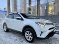 Toyota RAV4 2017 годаfor12 500 000 тг. в Астана