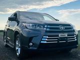 Toyota Highlander 2016 годаfor11 000 000 тг. в Актобе
