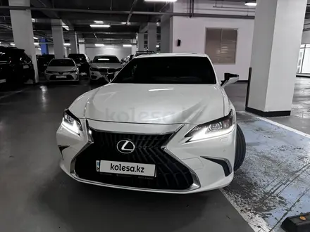 Lexus ES 250 2023 года за 24 000 000 тг. в Астана