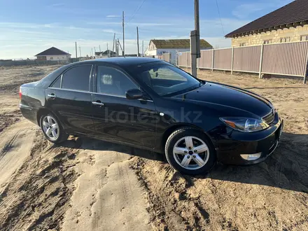 Toyota Camry 2004 года за 4 200 000 тг. в Атырау – фото 2