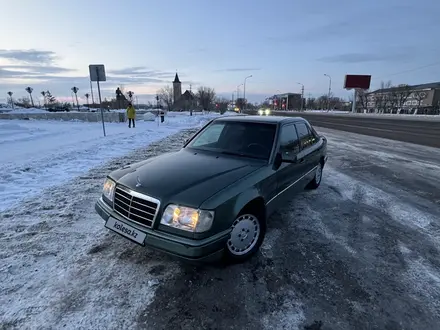 Mercedes-Benz E 220 1994 года за 2 400 000 тг. в Караганда – фото 4