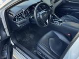 Toyota Camry 2021 года за 13 000 000 тг. в Шымкент – фото 5