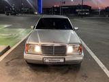 Mercedes-Benz E 220 1994 года за 2 300 000 тг. в Шымкент – фото 2