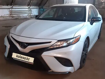 Toyota Camry 2021 года за 13 000 000 тг. в Атырау – фото 2