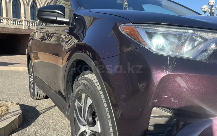 Toyota RAV4 2016 годаfor12 500 000 тг. в Атырау