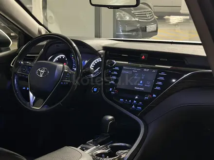 Toyota Camry 2018 года за 13 600 000 тг. в Астана – фото 8
