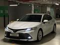 Toyota Camry 2018 года за 13 600 000 тг. в Астана
