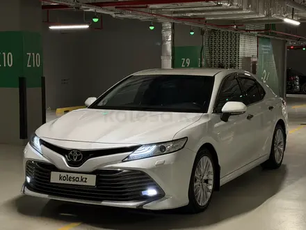 Toyota Camry 2018 года за 13 600 000 тг. в Астана