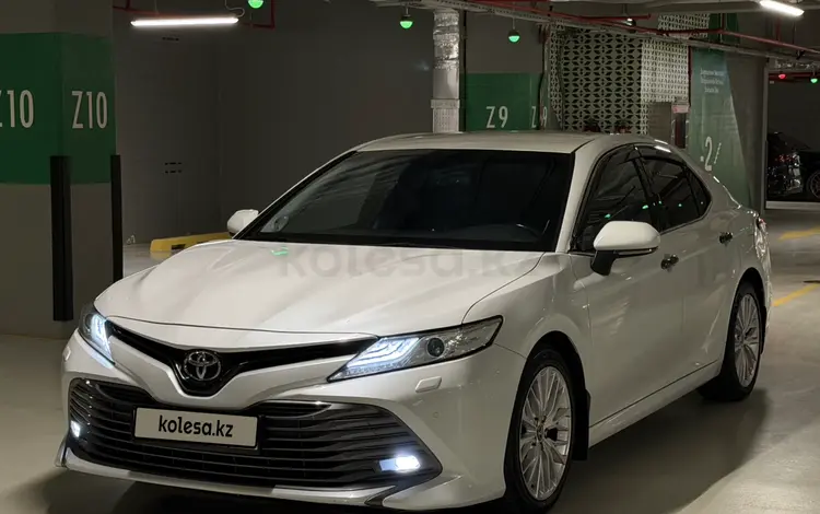 Toyota Camry 2018 года за 13 600 000 тг. в Астана