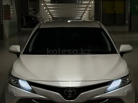 Toyota Camry 2018 года за 13 600 000 тг. в Астана – фото 2