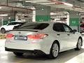 Toyota Camry 2018 года за 13 600 000 тг. в Астана – фото 4