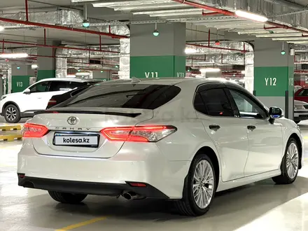 Toyota Camry 2018 года за 13 600 000 тг. в Астана – фото 4