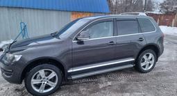 Volkswagen Touareg 2008 года за 8 500 000 тг. в Есик – фото 2