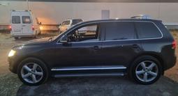 Volkswagen Touareg 2008 года за 8 500 000 тг. в Есик – фото 5